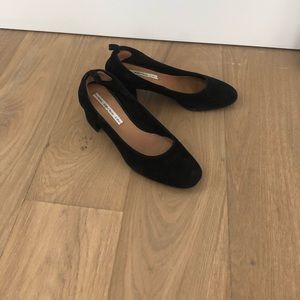 Block heel suede pumps